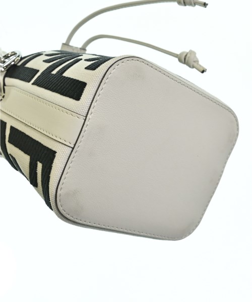 FENDI（フェンディ）ショルダーバッグ 白 サイズ:- レディース/2200693935971