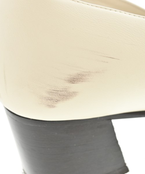 VALENTINO GARAVANI（ヴァレンティノガラヴァーニ）パンプス 白 サイズ:EU38 1/2(25cm位) レディース/2200633476076