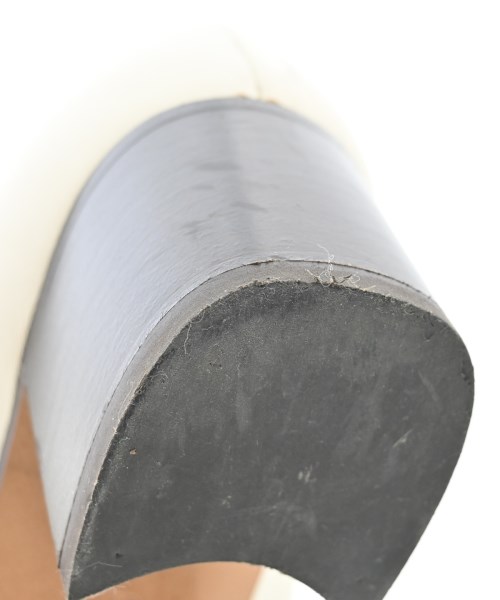 VALENTINO GARAVANI（ヴァレンティノガラヴァーニ）パンプス 白 サイズ:EU38 1/2(25cm位) レディース/2200633476076