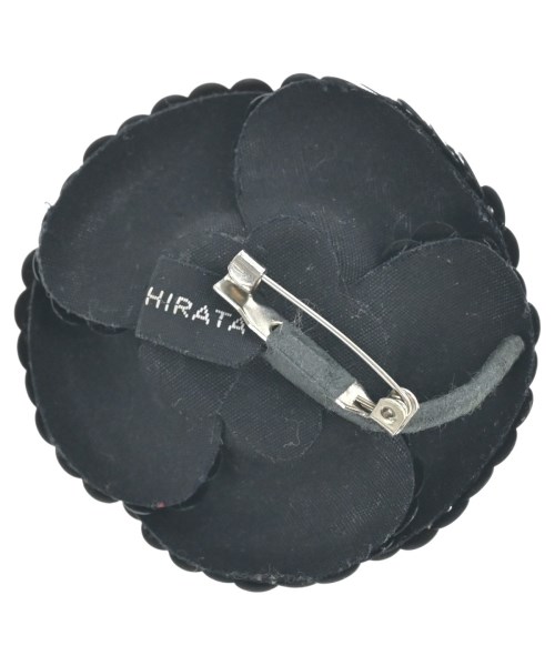 AKIO HIRATA（アキオヒラタ）ブローチ・コサージュ 黒 サイズ:- レディース/2200667699113
