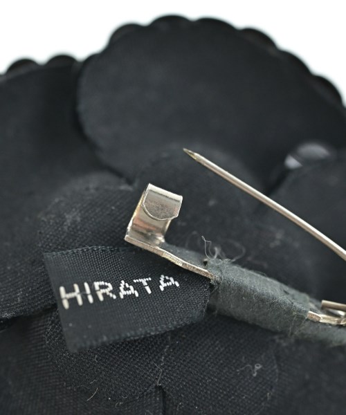 AKIO HIRATA（アキオヒラタ）ブローチ・コサージュ 黒 サイズ:- レディース/2200667699113