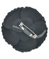 AKIO HIRATA（アキオヒラタ）ブローチ・コサージュ 黒 サイズ:- レディース/2200667699113