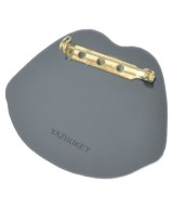 Yazbukey（ヤズブキー）ブローチ・コサージュ 赤 サイズ:- レディース/2200700813346