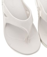 OOFOS（ウーフォス）サンダル ベージュ サイズ:7(24cm位) レディース/2200662158059