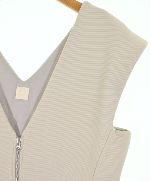 THREE SQUARE（スリースクエア）ワンピース ベージュ サイズ:F レディース/2200661684528