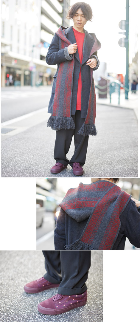 赤でスタイリングを引き締める