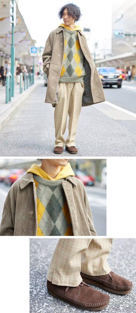 ニットインスウェットパーカーの新鮮コーディネート