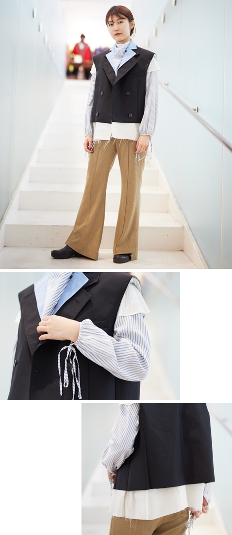 女性らしいブラウスはあえてクールに 
