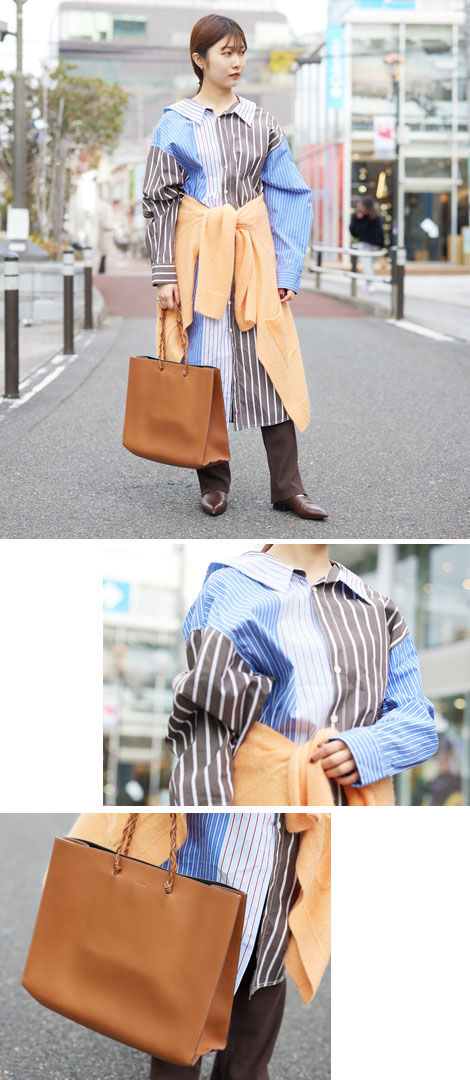 シャツワンピースには抜け感を