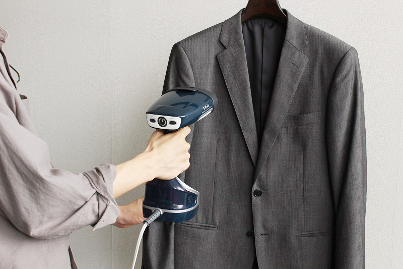 T-fal スチームアイロン 使用している様子