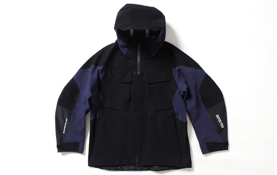 White Mountaineering “GORE-TEX CONTRASTED HOODED PARKA”