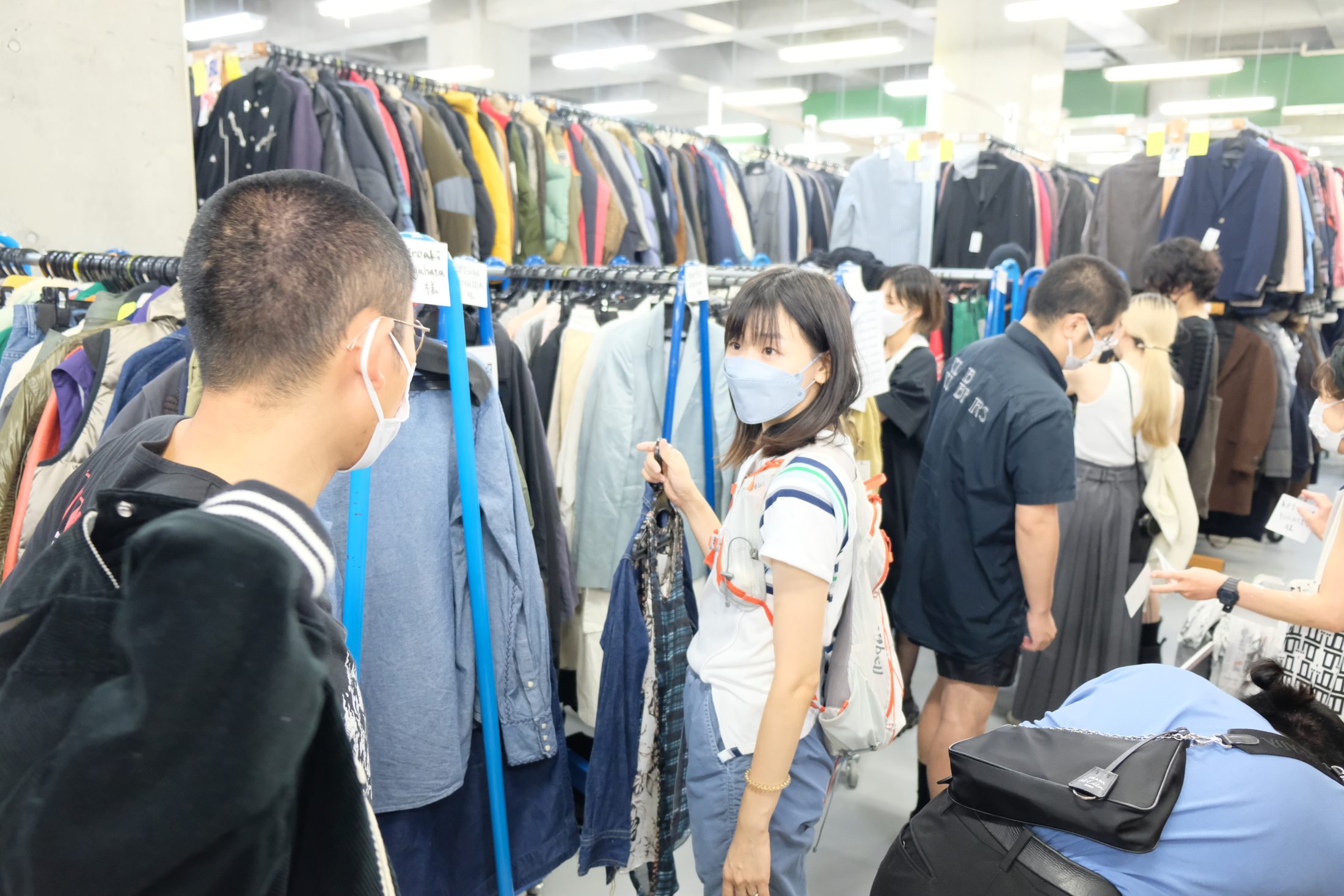 クリエイター 商品を選ぶ様子
