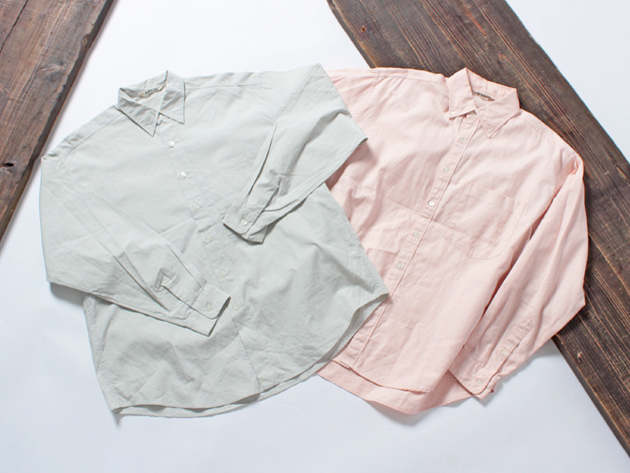 〈左“WASHED FINX TWILL BIG SHIRTS（DUSTY PALE BLUE）”、右“FINX COTTON OXFORD SHIRTS（LIGHT PINK）”〉