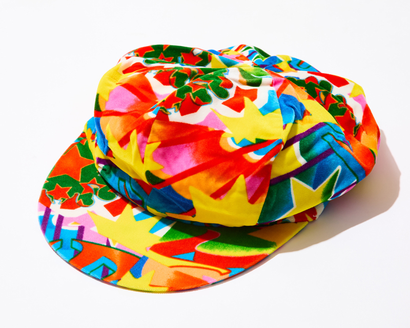 COMME des GARCONS HOMME PLUS　2001年秋冬「ルッキング アット ディファレント ワールド」:サイケデリック柄のキャスケット