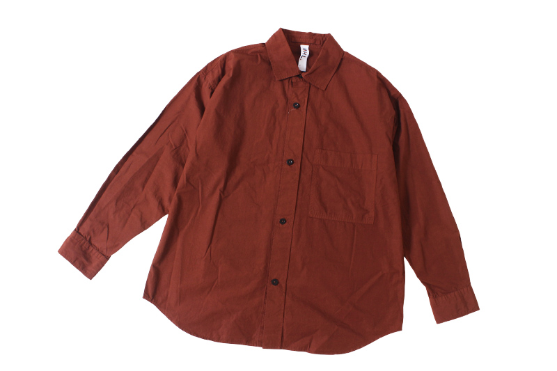 シンプルデザインの長袖シャツ